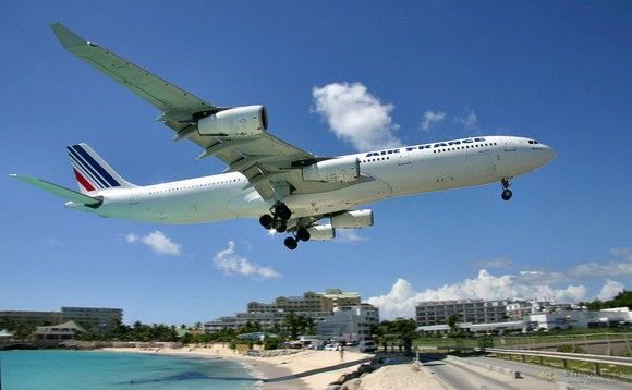 На райском острове самолёты садятся туристам на шею (18 фото)