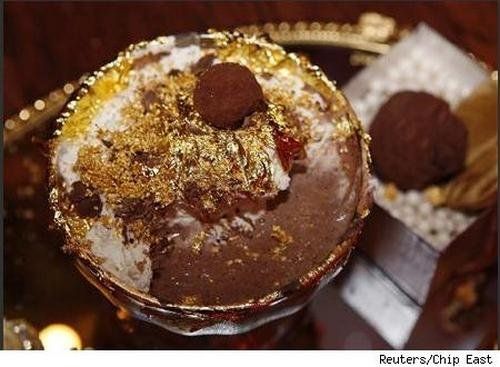 Сандэ «Frrozen Haute Chocolate» Десерт готовится из 5 граммов съедобного золота (23 карат) и подается в высоком бокале на ножке, который изнутри покрыт слоем съедобного золота. Сандэ сверху украшен взбитыми сливками, покрытыми тончайшим слоем съедобного золота, поверх которого расположено несколько шоколадных конфет сорта «трюфель» La Madeline au Truffle стоимостью 250 долларов США каждая или около 5000 долларов США за 1 кг.