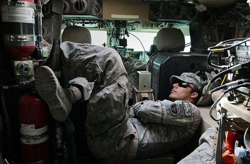 Рядовой Уильям Молина отдыхает в военном автомобиле во время боевой операции в Афганистане. Его отряд занимается поиском самодельных взрывных устройств с помощью специализированного оборудования. (Justin Sullivan/Getty Images)