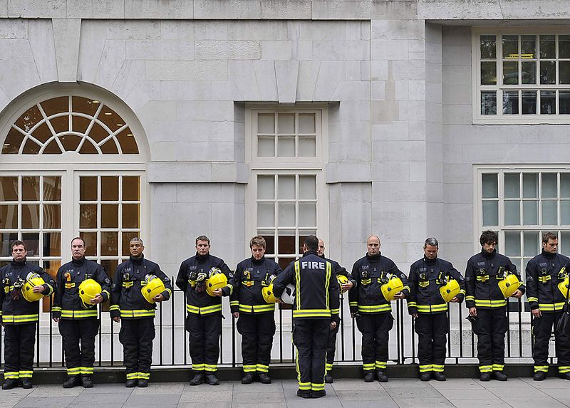 Пожарные на минуте молчания на площади Тависток в Лондоне в память о пятой годовщине терактов на трех станциях метро, в результате которых погибли 52 человека. (Toby Melville/Reuters)