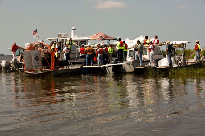 Контрактные рабочие на собрании по мерам безопасности в заливе Терребон, недалеко от Кокодри, штат Луизиана, куда в воскресенье добралась нефть после утечки. (AP Photo/Judi Bottoni)