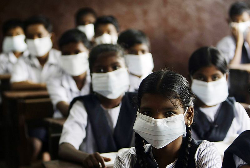 Ученики в масках для предотвращения распространения вируса H1N1 в школе Мумбаи. (Rajanish Kakade/Associated Press)