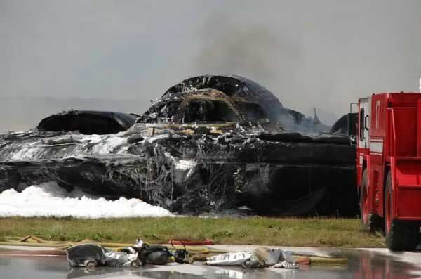 7. Падение бомбардировщика B-2 $1,4 миллиарда Бомбардировщик B-2, выполненный по технологии стелс, рухнул 23 февраля 2008 года. Пламя уничтожило практически весь самолет. Оба пилота катапультировались и выжили.