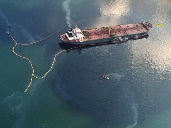 6. Разлив нефти танкером Exxon Valdez - $2,5 миллиарда Разлив нефти танкером Exxon Valdez не был самым большим, с точки зрения количества нефти, но из-за удаленности места катасрофы, вся операция по уборке масляного пятна обощлась в 2,5 миллиарда долларов