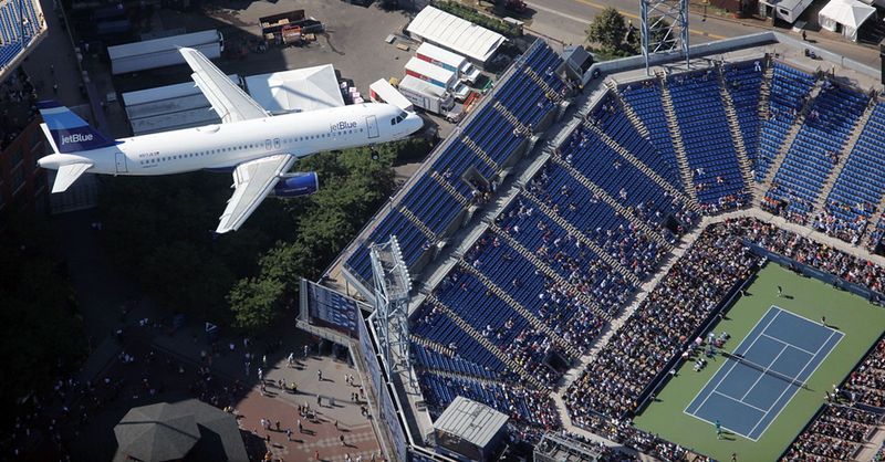 Самолет «JetBlue» над кортом Национального теннисного центра Билли Джин Кинг