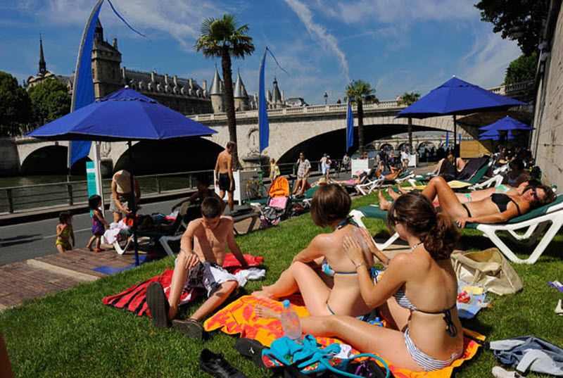 2. В отличие от многих пляжей во Франции, здесь не разрешается загорать топлесс и купаться в реке. (REUTERS)