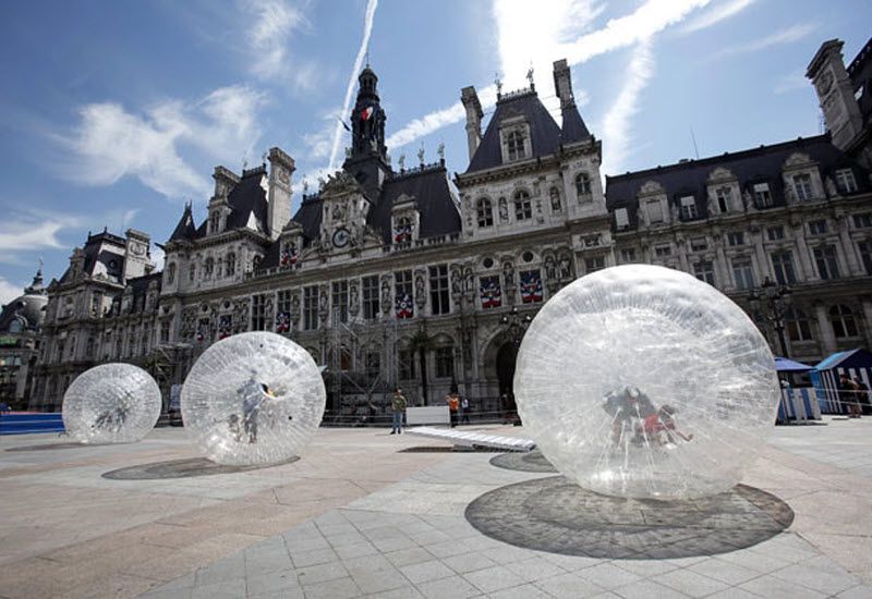 8. Люди играют в больших полиэтиленовых шарах у Отель-де-Виль. (EPA)
