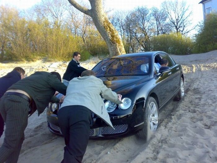 Калининградская Bentley Continental Flying Sp в песках (7 фото)