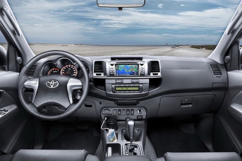 Обновленный пикап Toyota Hilux придет в Россию осенью (4 фото)