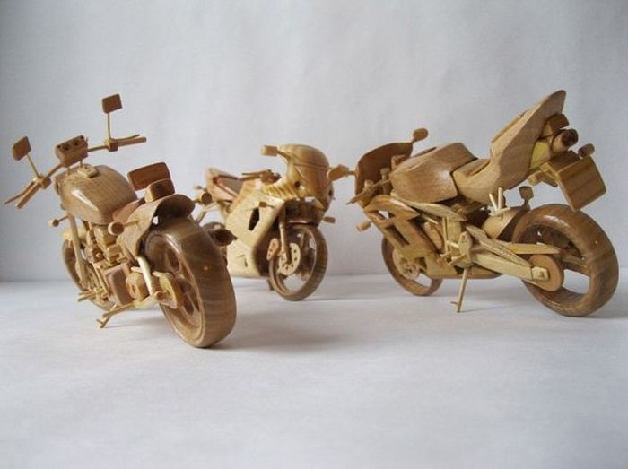 Крохотные модели мотоциклов из дерева (11 фото)