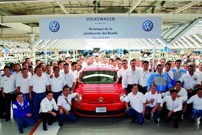 Volkswagen Beetle начали производить в Мексике (12 фото)