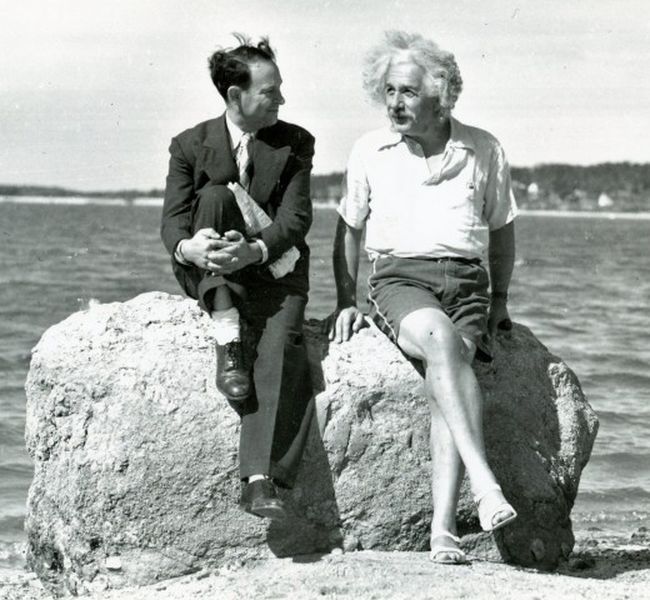 Альберт Эйнштейн в необычной обуви (2 фото)