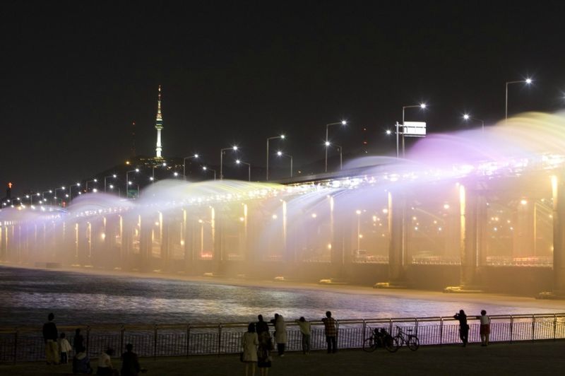 Необыкновенный фонтан в Южной Корее (9 фото)