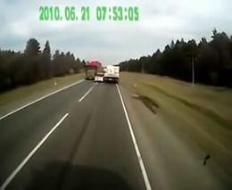 Проскочил между двух грузовиков