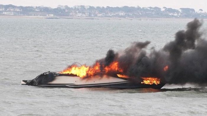 VIP-яхта миллионера взорвалась через 15 минут после покупки (4 фото)