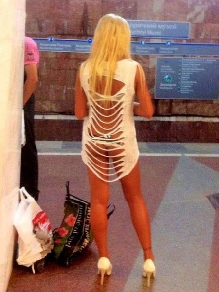 Полуголая блондинка в метро (21 фото)