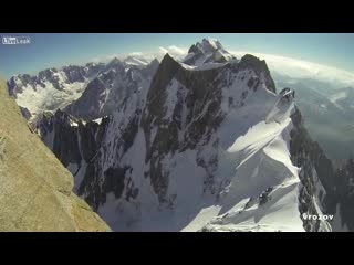 Невероятный прыжок с горы 