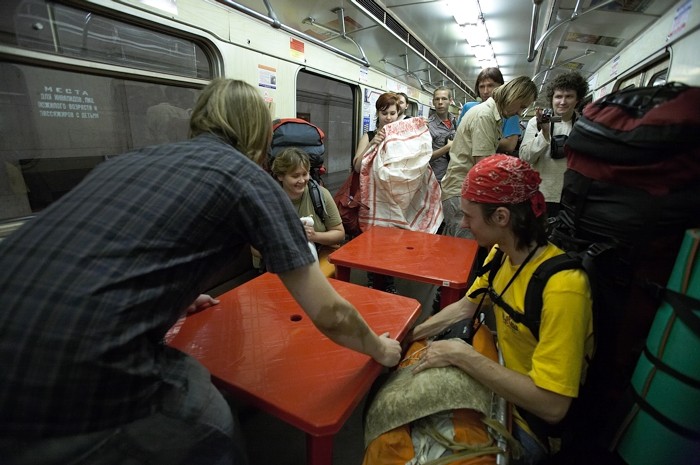 Пир в метро (16 фото)