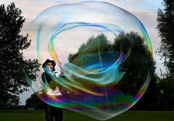 Гигантские мыльные пузыри (13 фото)