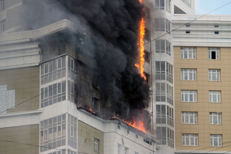 В Москве загорелась высотка (91 фото)