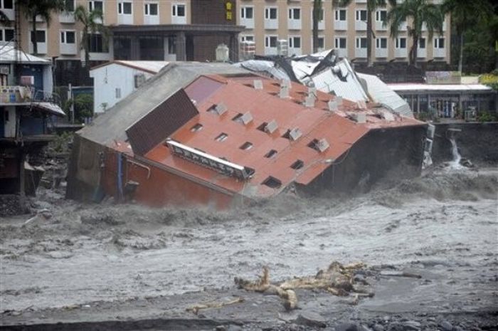 В Тайване из-за тайфуна рухнула гостиница (7 фото)
