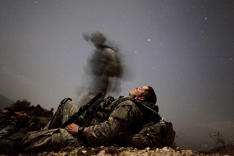 44) Американский солдат военного горного отряда отдыхает во время ночной миссии возле лагеря «Honaker Miracle» в афганской провинции Кунар, среда. Войска НАТО утверждают, что из-за взрыва придорожной бомбы в среду в этой области погиб американский отряд. (Carlos Barria/Reuters)
