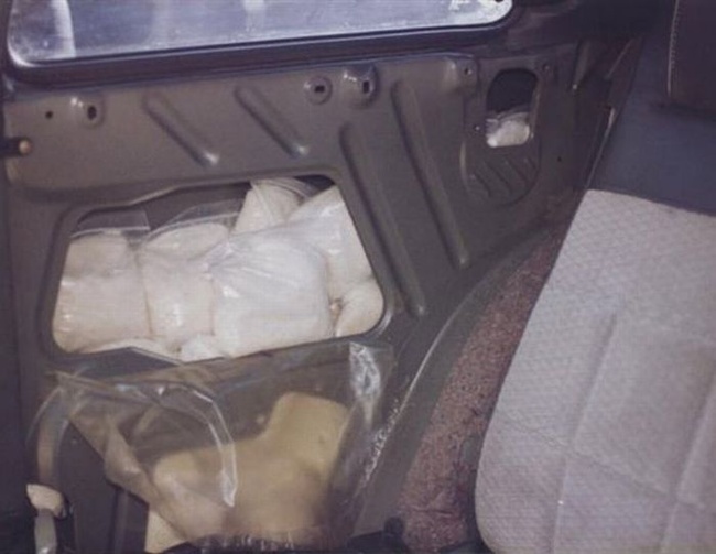 Клад наркотиков в автомобиле (14 фото)