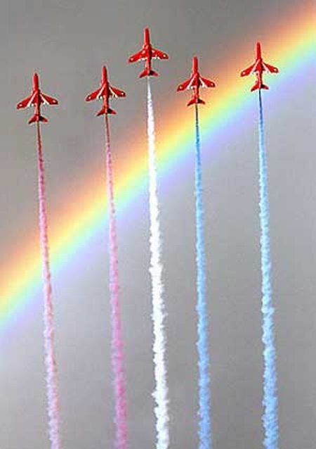 Авиапарад украсила радуга (4 фото)