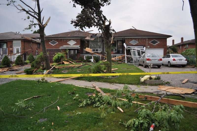 Торнадо в Канаде (27 фото)