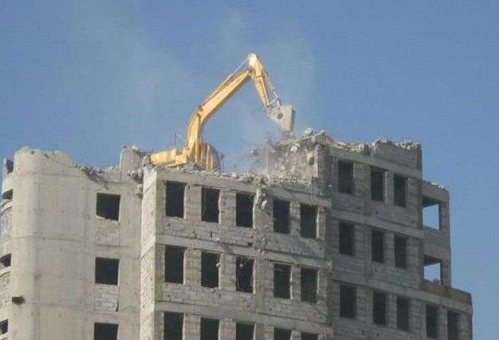 Экскаватор разрушает здания (6 фото)