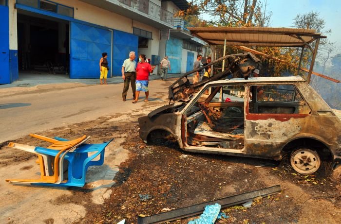 Машины - жертвы греческих пожаров (8 фото)