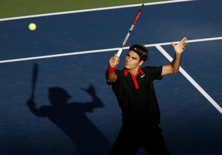 1. Роджер Федерер (Швейцария) – $35 миллионов. На снимке: Роджер Федерер отправляет мяч Хуану Мартину Дель Потро (Аргентина) в первом сете финального матча US Open в Нью-Йорке 14 сентября 2009. (UPI/John Angelillo)
