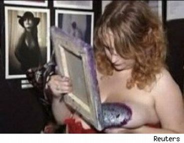 Американка рисует картины своей грудью (10 фото+видео)