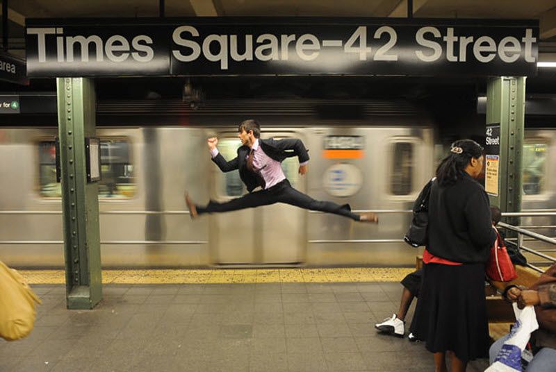 Стараясь осветить танец в обычной повседневной ситуации – будь то в метро на 42-ой улице или в Музее естествознания – Джордан хочет, чтобы фотографии выглядели органично. «Через драму фотографии я хотел объяснить, как бы танцор отреагировал на дождь или повел себя в магазине «Apple» или бы просто выпил кофе». На фото: Джеффри Смит у поезда номер 2. (JORDAN MATTER PHOTOGRAPHY / BARCROFT USA)