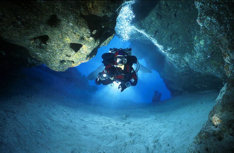 Подводные пещеры (13 фото)