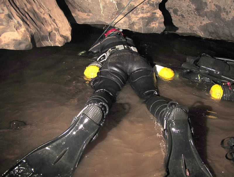 Подводные пещеры (13 фото)