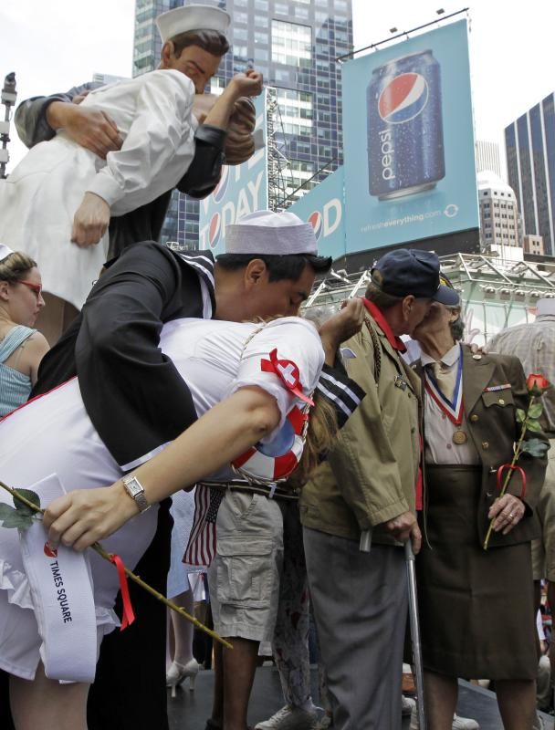 В 65-ю годовщину победы США над Японией на главной площади Нью-Йорка целовались и ветераны и, конечно же, молодые американцы. UPI/John Angelillo 