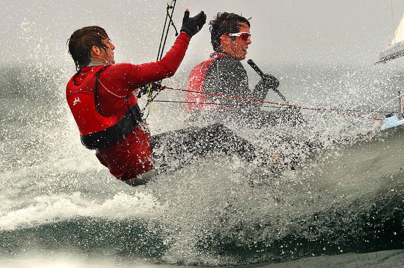 Канадские яхтсмены Джонатан Рейд и Тедди Скиффингтон (слева) борются с волнами во время регаты «Sail For Gold», проходившей у берегов Англии 10 августа. (AP Photo/Chris Ison/PA)