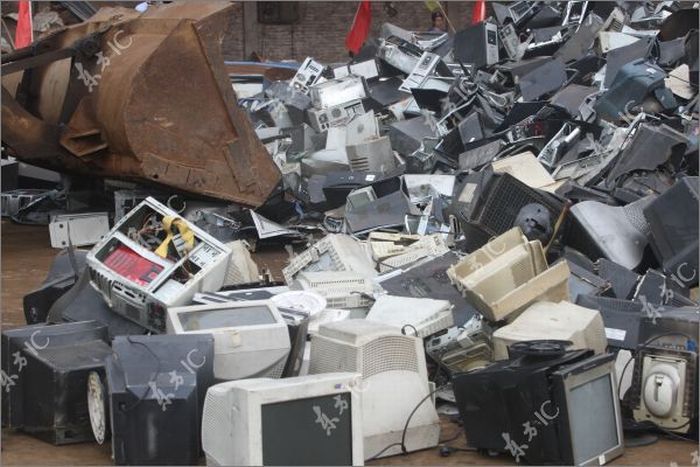 Уничтожение компьютеров в Китае (9 фото)