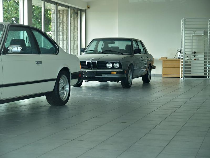 Раритетные BMW забыли в автосалоне (18 фото)