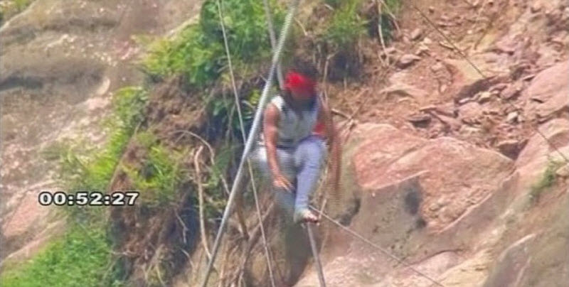 Канатоходец упал с 70 метров в пропасть (13 фото)