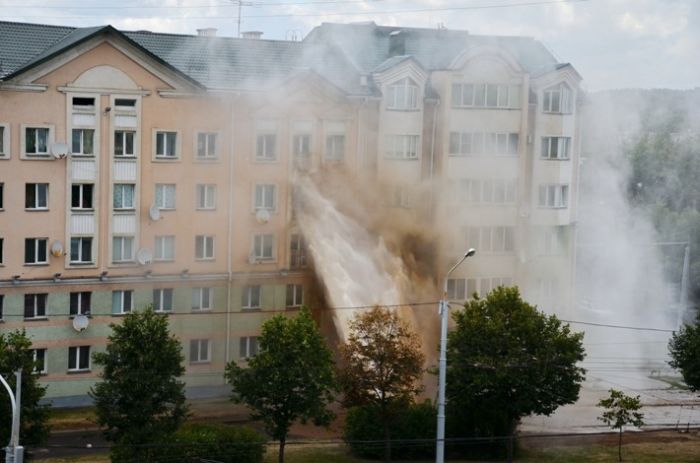 Гейзер кипятка затопил квартиры в Минске (17 фото + 1 видео)