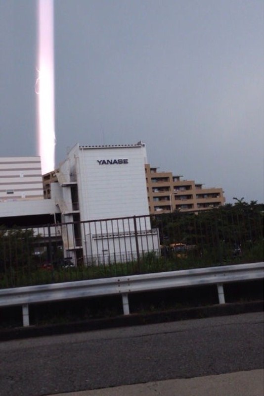 Светящийся столб в небе. Япония. (2 фото)