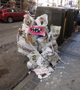  На улицах города только на мусоре можно рисовать легально (20 фото)