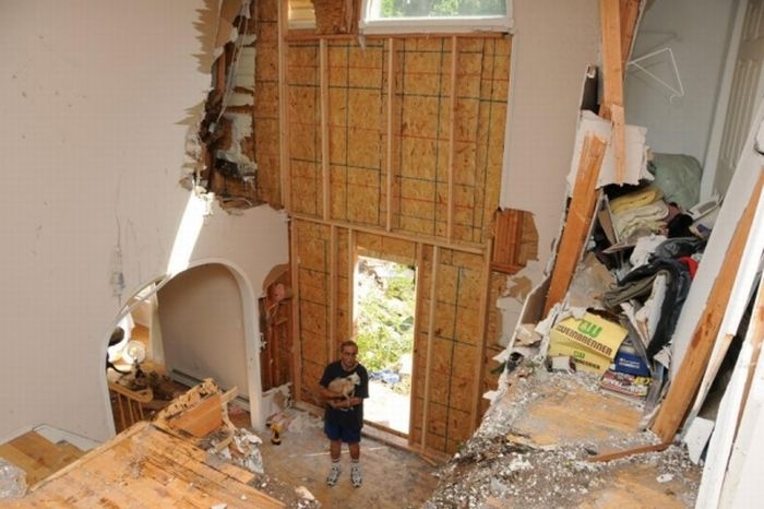 Летающий джип разрушил дом (11 фото)