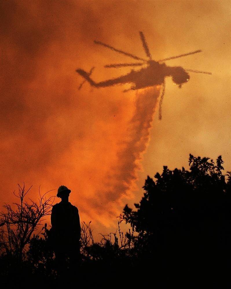 Этот вертолет - один из десятков единиц авиации, которые 28 августа участвовали в тушении пожара в Национальном лесном парке, недалеко от Лос-Анджелеса. В разгар пожара в тушении участвовали более 4000 пожарных