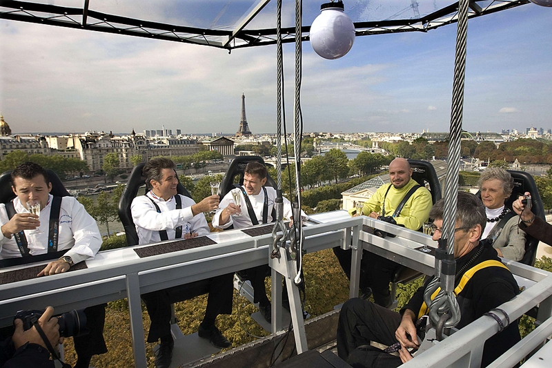 Французские шеф-повара и журналисты выпивают в новом заведении, которое предлагает 