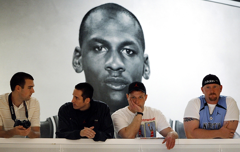 Люди ждут перед фотографией бывшего игрока NBA Майкла Джордана перед началом церемонии в Мемориальном Баскетбольном Зале славы Нейсмит в городе Спрингфилд, штат Массачусетс.