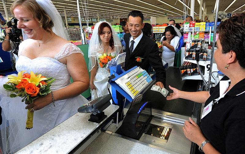 Бонни Кэм и Джон Нгайен платят 99 центов за свою свадебную церемонию в лос-анджелесском супермаркете в среду. Магазины «Все по 99 центов» предложили девяти парам в качестве специальной акции сыграть свадьбу всего за 99 центов. Молодожены также получили 99.99$ на медовый месяц.