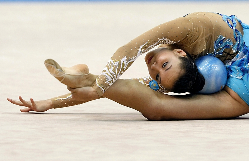 Алия Юсупова из Казахстана выступает с мячом во время отборочного соревнования на Мировом Чемпионате по художественной гимнастике в Исэ, Япония.
